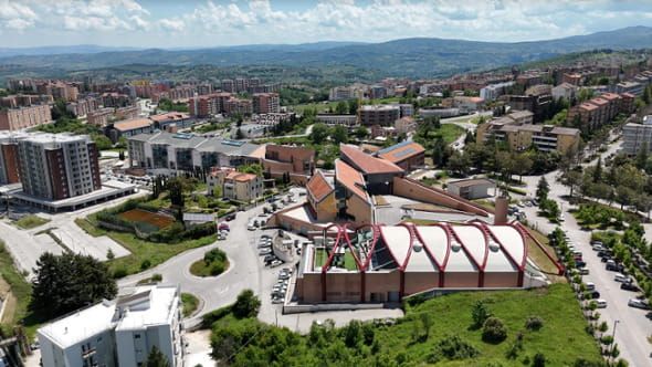 Vista aérea do campus da UniMol em Campobasso, Molise